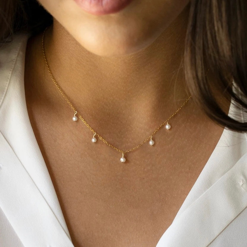 dainty pearl pendant necklace